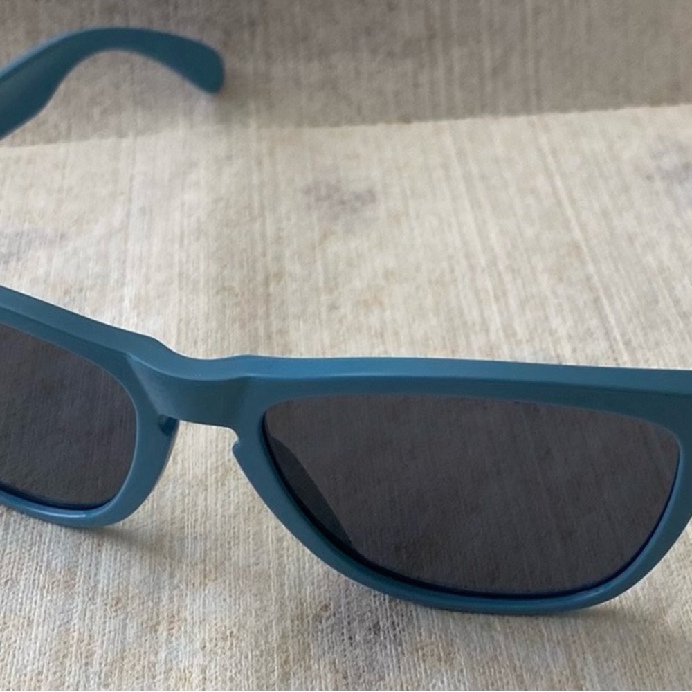These are Oakley and there color blue
